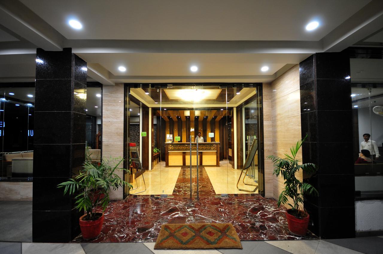 Hotel Surabhi Regency Ānand Exterior foto